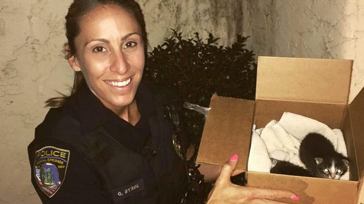Polizistin rettet Katzen.