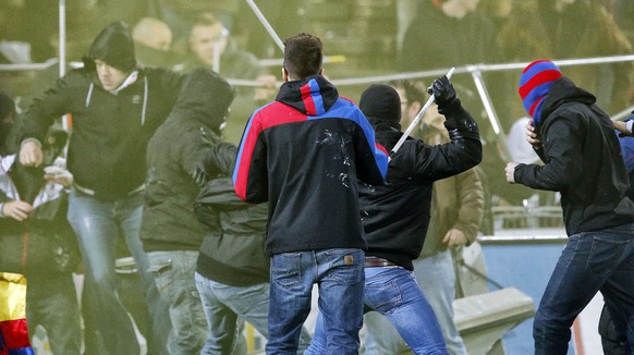 Überschatteten eine mehrheitlich friedliche Saison in Schweizer Stadien: Basler Fans beim Titelgewinn ihres Teams in Aarau.