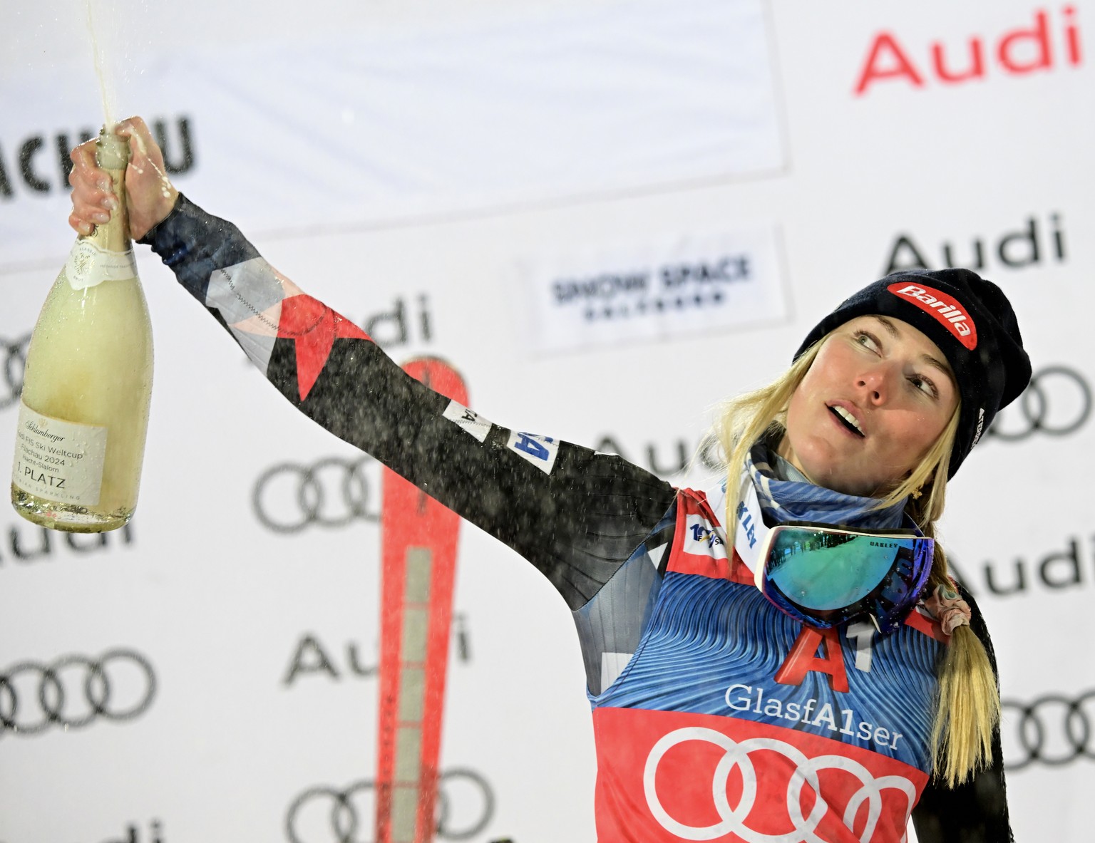 epa11083675 Winner Mikaela Shiffrin of the USA celebrates on the podium after the Women&#039;s Slalom race at the FIS Alpine Skiing World Cup in Flachau, Austria, 16 January 2024. EPA/CHRISTIAN BRUNA
