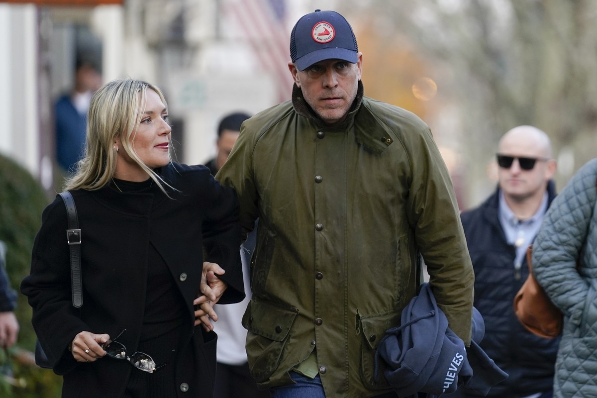 Hunter Biden walks with wife Melissa Cohen as they visit shops with President Joe Biden and first lady Jill Biden in Nantucket, Mass., Friday, Nov. 24, 2023. (AP Photo/Stephanie Scarbrough)
Hunter Bid ...