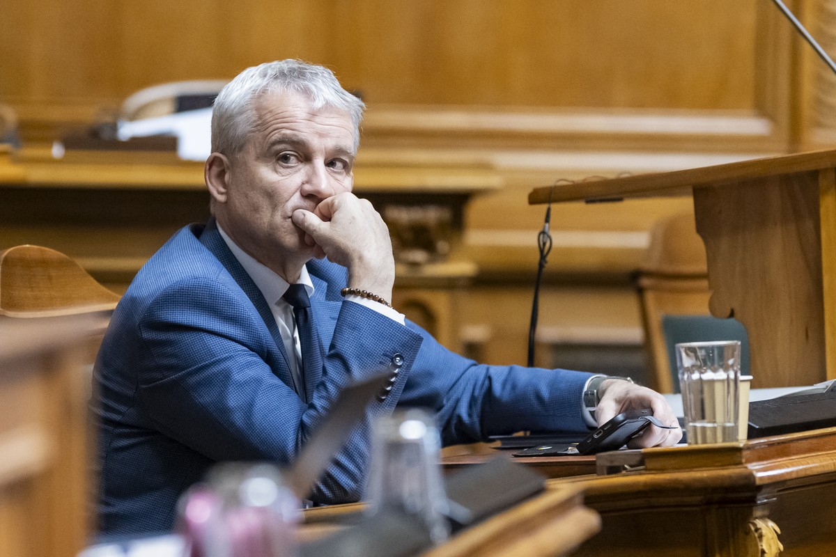 Bundesrat Beat Jans hoert einem Votum waehrend der Debatte um die Demokratie-Initiative zu, an der Sondersession des Nationalrates, am Donnerstag, 30. April 2026 im Nationalrat in Bern. (KEYSTONE/Ales ...