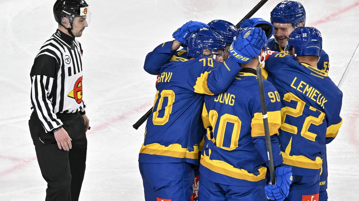 Switzerland's team HC Davos celebrate after scoring 1:0, during a Champions Hockey League game between HC Davos, HCD (SUI) and Eisbaren Berlin, EBB (GER), at the ice stadium VAT Arena, in Davos,  ...