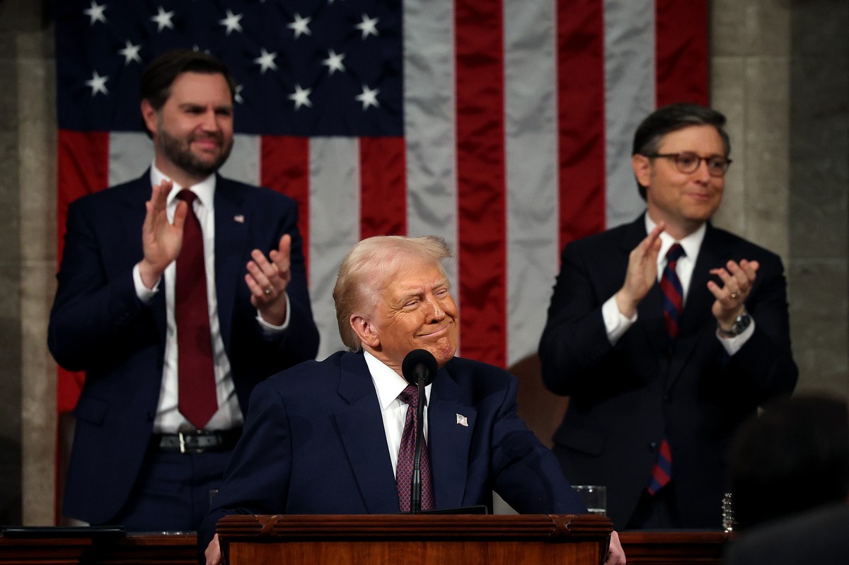 KEYPIX - epa11941336 US President Donald Trump (C) addresses a joint session of the United States Congress at the US Capitol in Washington, DC, USA, on 04 March 2025. Also pictured are US Vice Preside ...