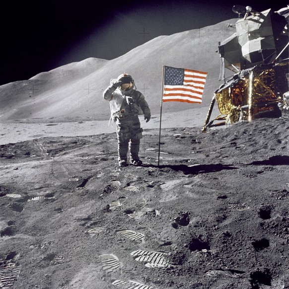 War es ein Fake?&nbsp;David Scott salutiert die US-Flagge auf dem Mond. Verschwörungstheoretikern zufolge fand die Landung nur im Studio statt.