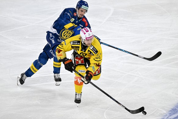 Valentin Nussbaumer (HCD), gegen Anton Lindholm (SCB), von links, im Eishockey Spiel der National League zwischen HC Davos, HCD und SC Bern, SCB, am Sonntag, 12. Oktober 2025, in der zondacrypto-Arena ...