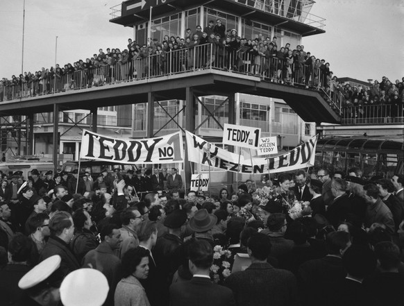 Anefo photo collection. Arrival Teddy Scholten, winner Eurovision Song Contest 1959, from Cannes at Schiphol. Greeting on the platform. March 12, 1959. Noord-Holland, Schiphol Copyright: xpiemagsx pie ...