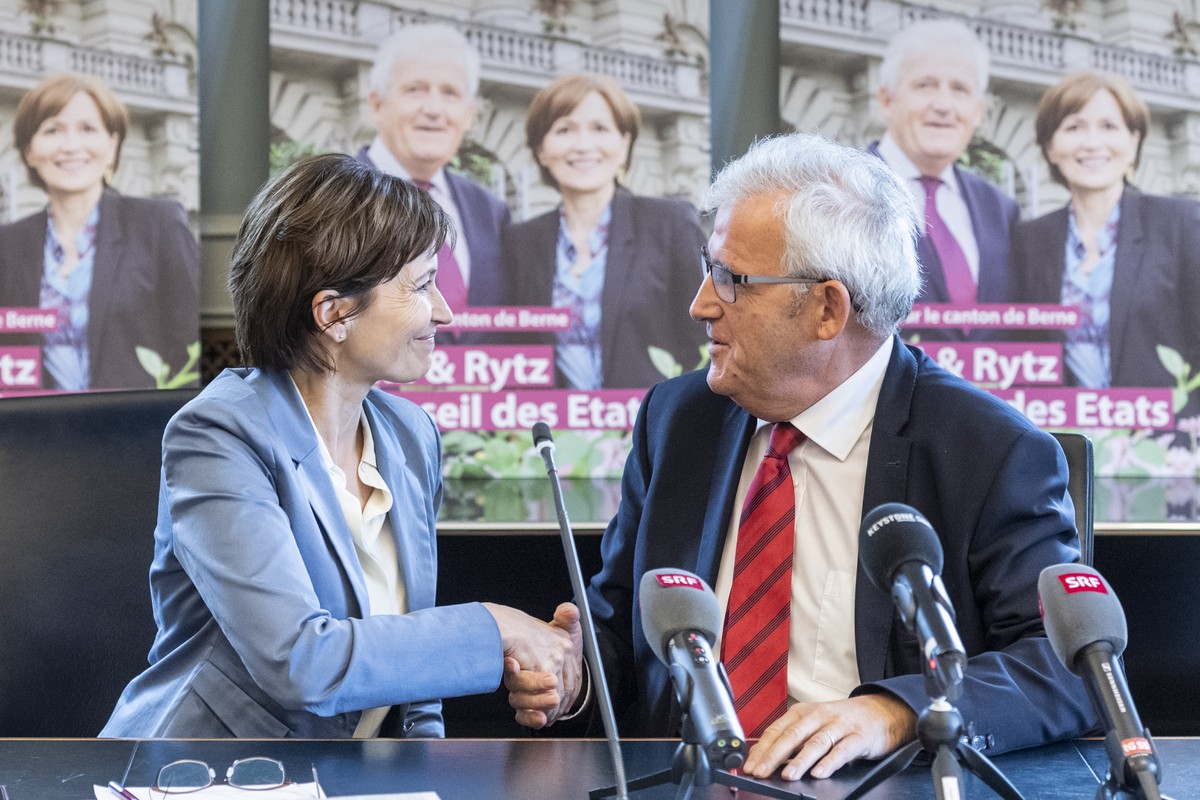 Hans Stoeckli, SP Staenderat, rechts, gibt Regula Rytz, Praesidentin der Gruenen Partei Schweiz, die Hand, nachdem beide ueber ihre gemeinsame Kandidatur fuer den Staenderat informiert haben, am Diens ...