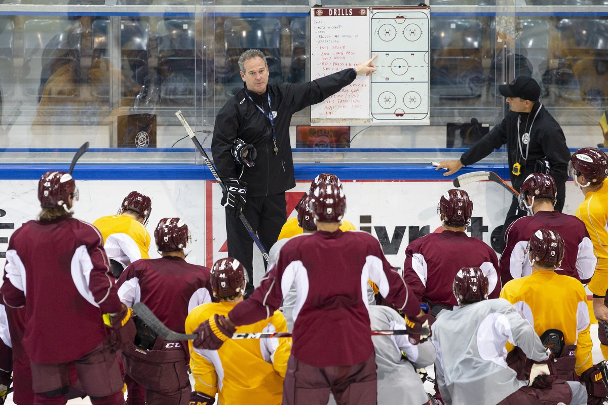 Geneve-Servette's Head coach Patrick Emond instructs his players, during the first training session for the new season of the Swiss National League, at the ice stadium Les Vernets, in Geneva, Swi ...