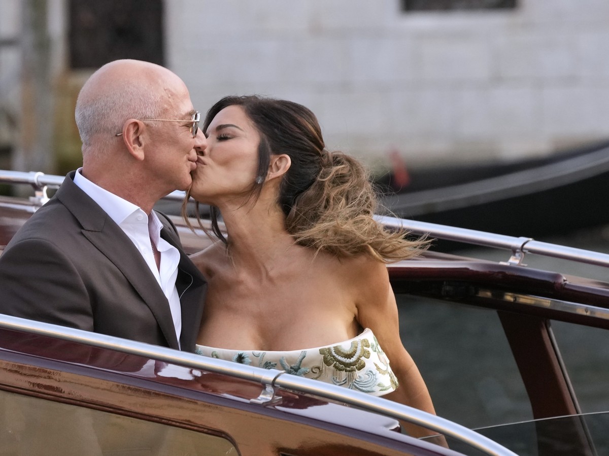 Jeff Bezos, left, and Lauren Sanchez kiss as they leave a hotel for their pre wedding reception, in Venice, Italy, Thursday, June 26, 2025. (AP Photo/Luca Bruno)
Jeff Bezos,Lauren Sanchez