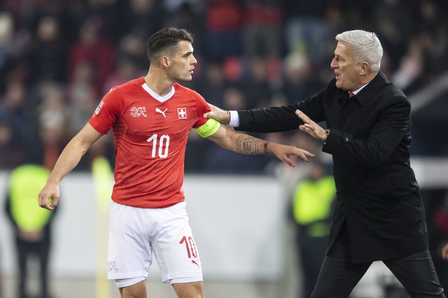 epa07175889 Switzerland&#039;s head coach Vladimir Petkovic, right, speaks to Granit Xhaka, left, during the UEFA Nations League soccer match between Switzerland and Belgium at the swissporarena stadi ...