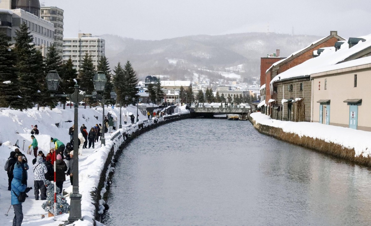 Otaru Canal in Hokkaido People visit Otaru Canal, a popular tourist spot, in Otaru, Hokkaido, northern Japan, on Feb. 4, 2025. PUBLICATIONxINxAUTxBELxBIHxBULxCZExDENxESTxFINxFRAxGEOxGERxGRExHUNxISLxIR ...