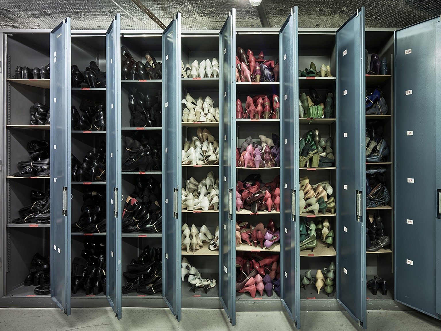 Nur ein kleiner Ausschnitt: Es verbergen sich noch ganz viel mehr Schuhe im Kostümraum des Opernhaus Zürich.