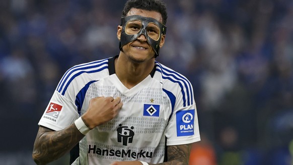 epa12089649 Davie Selke of Hamburg celebrates after scoring the 3-1 lead during the German Bundesliga 2nd division soccer match between SV Hamburg and SSV Ulm in Hamburg, Germany, 10 May 2025. EPA/CHR ...