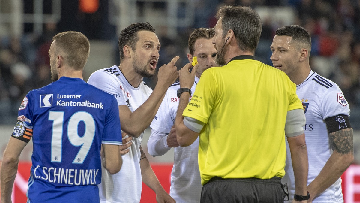 Zdravko Kuzmanovic, 2. von links, von Basel wehrt sich nach dem ein Freistoss Tor vom Schiedsrichter Nikolaj Haenni, rechts, nicht anerkannt wurde beim Super League Meisterschaftsspiel zwischen dem FC ...