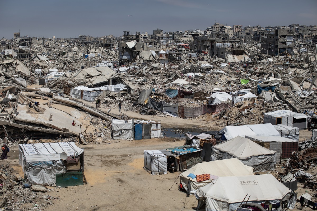 epa12077997 A general view from a school housing displaced people in Jabalia camp, north of Gaza City, 06 May 2025. EPA/HAITHAM IMAD