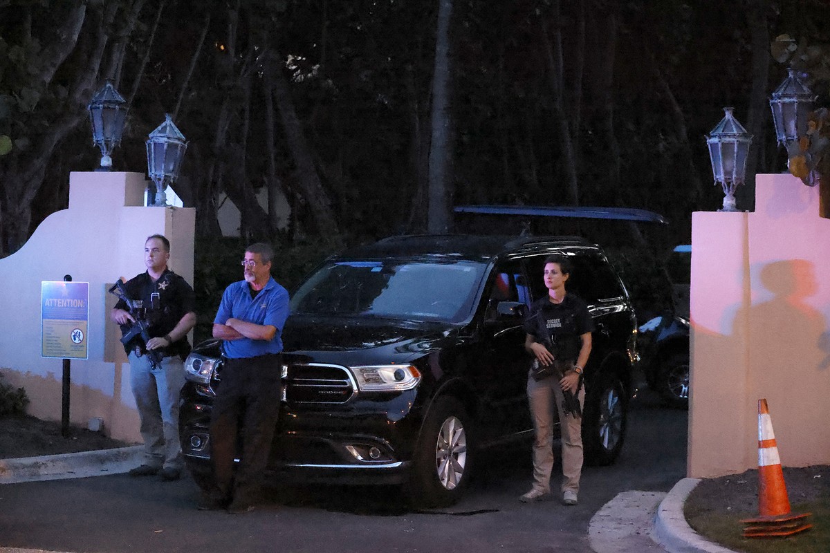 Armed Secret Service agents stand outside an entrance to former President Donald Trump's Mar-a-Lago estate, late Monday, Aug. 8, 2022, in Palm Beach, Fla. Trump said in a lengthy statement that t ...