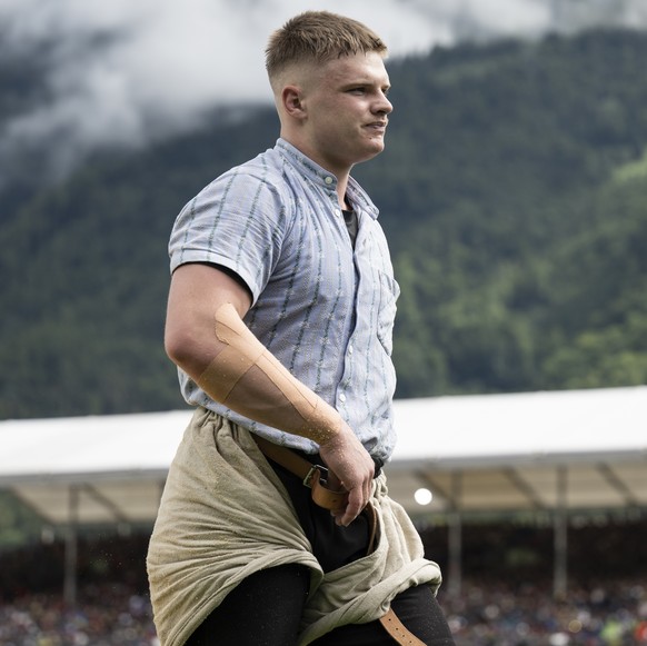 Etienne Burger, links, und Domenic Schneider stellen im zweiten Gang, am Eidgenoessischen Schwing- und Aelplerfest 2025 Glarnerland (ESAF), am Samstag, 30. August 2025, in Mollis. (KEYSTONE/Gian Ehren ...