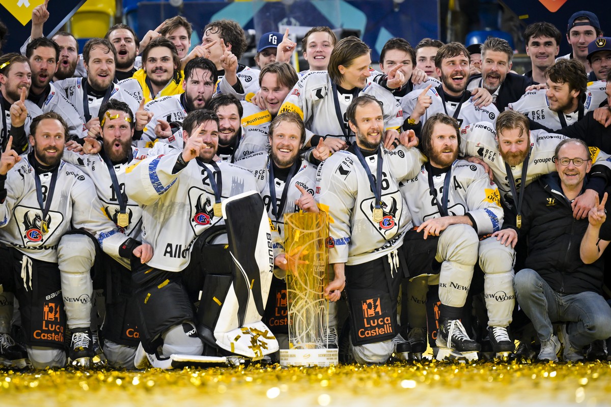 KEYPIX - Die Fribourger Spieler mit Julien Sprunger feiern den Meistertitel mit dem Pokal nach ihrem Sieg gegen Davos in der Verlaengerung im siebten Eishockey Playoff Finalspiel der National League z ...
