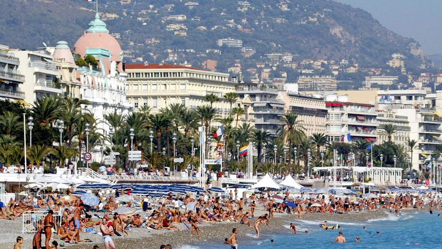 People enjoy bathing in Nice, southern France, Sunday, September 21, 2003. Unusually warm weather stood over France on Sunday, with temperatures up to 25 degrees Celsius (77 degrees Fahrenheit) in Nic ...