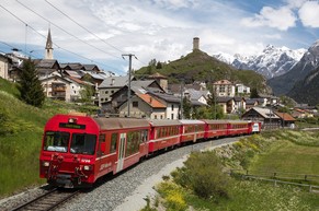 Ein RhB-Zug bei Bever (Symbolbild).