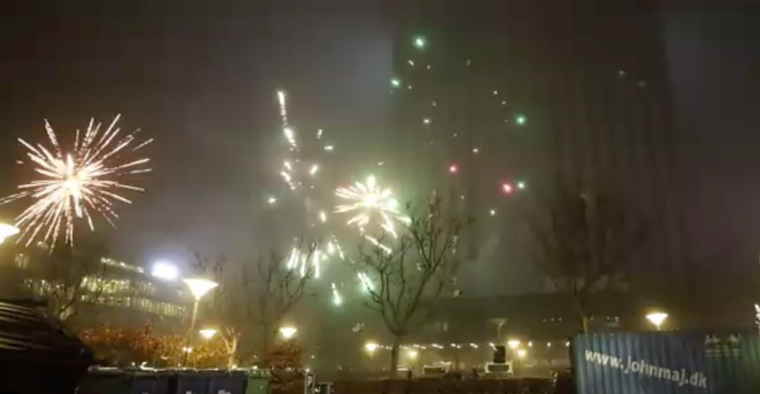 Das Feuerwerk vor dem vermeintlichen PSV-Hotel.