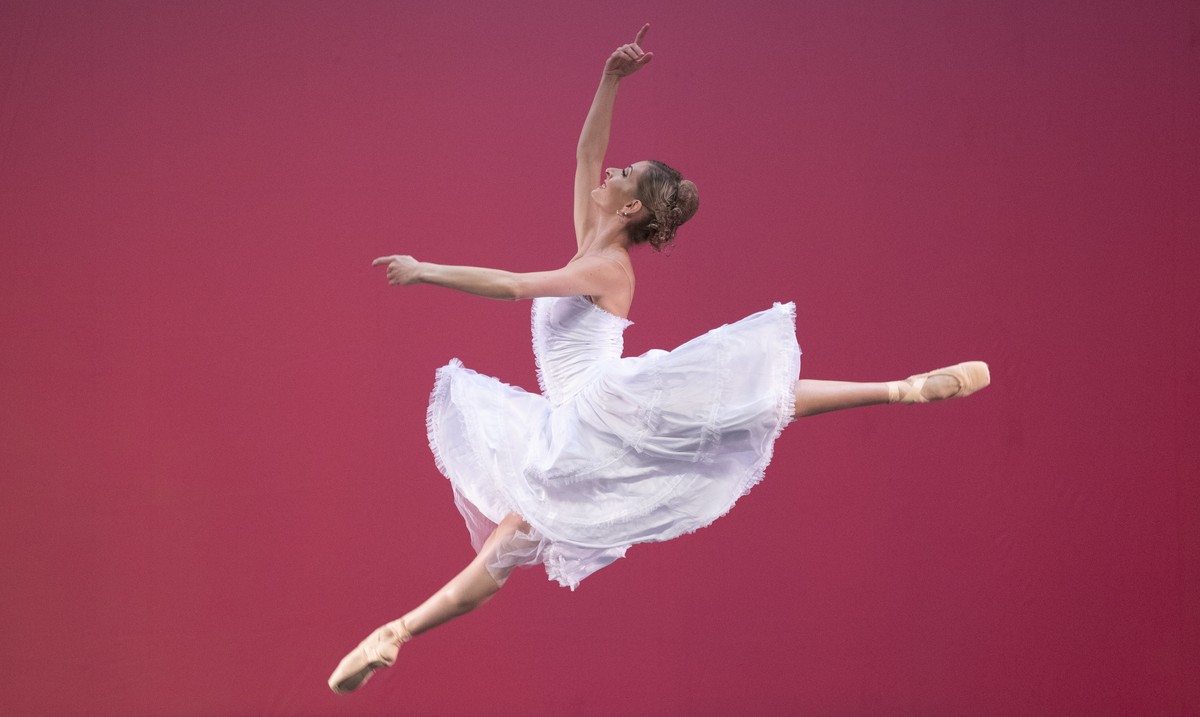 epa09122125 Senior Soloist Shana Dewey performs during the final dress rehearsal for 'Ballet and Beyond' by Joburg Ballet at the Joburg Theater, Johannesburg, South Africa, 08 April 2021. On ...