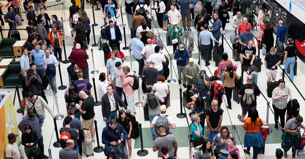 «Ich schäme mich, ein Amerikaner zu sein»: Passagiere an US-Flughäfen warten weiter