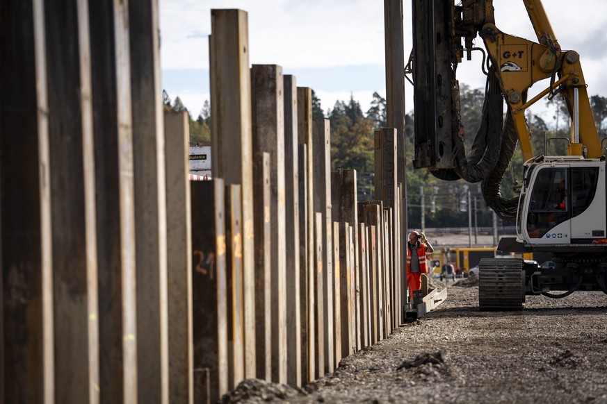 Eine Ruettelmaschine hebt ein Element der Spundwand in Position an einer Baustellenbegehung des Bruettenertunnels des SBB Mehrspur-Projekts zwischen Zuerich und Winterthur am Freitag, 2. Oktober 2026  ...
