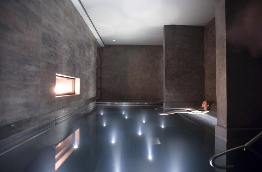 A woman relaxes in a bath of the spa at the Hotel Gstaad Palace in Gstaad in the canton of Berne, Switzerland, pictured on February 9, 2009. (KEYSTONE/Gaetan Bally)

Eine Frau entspannt sich am 9. Feb ...