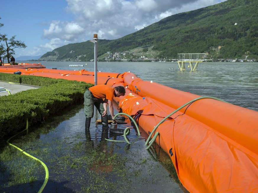 Arbeiter des Zivilschutzes pumpen Wasser zurÃ¼ck in den Bielersee, am Mittwoch, 6. Mai 2015, in Nidau. Die Lage in den Hochwassergebieten im Kanton Bern und entlang der Aargauer Fliessgewaesser bleibt ...