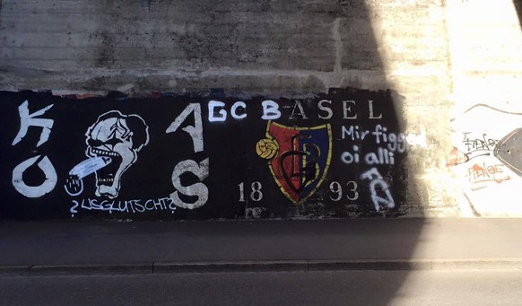 Beschmutztes Revier: Vertreter der Südkurve haben FCB-Graffiti rund um das Stadion übersprayt.