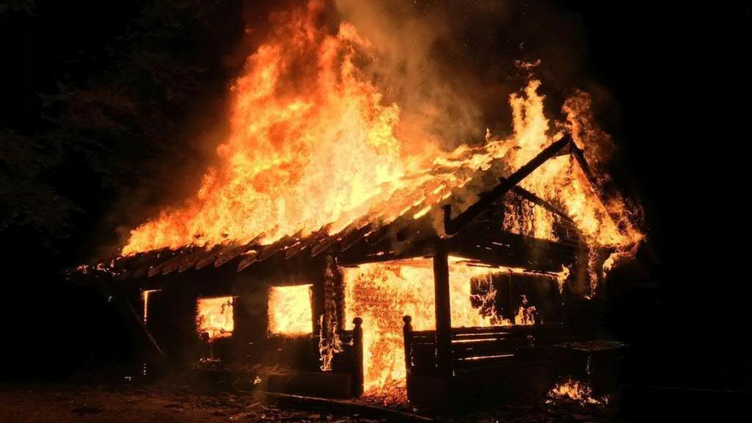 Ein Raub der Flammen: Bereits im August wurde die Waldhütte in Merenschwand AG vorsätzlich angezündet.