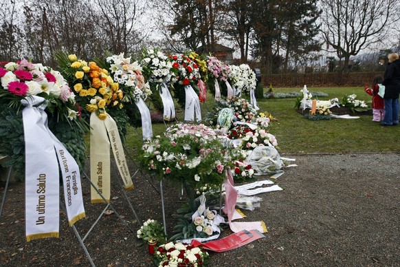 Blumen schmuecken das Grab von Francesca auf dem Friedhof Eichbuehl in Zuerich, am Freitag, 30. November 2007. Die 16-jaehrige war am letzten Freitag von einem 21-jaehrigen Schweizer mit einem Schuss  ...