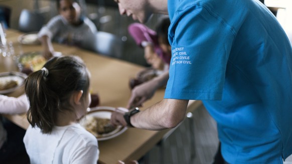 ZUM ZIVILDIENST TAETIGKEITSBEREICH SCHULWESEN STELLEN WIR IHNEN HEUTE, MITTWOCH, 25. JANUAR 2017, FOLGENDES BILDMATERIAL ZUR VERFUEGUNG --- An alternative civilian service employee pictured helping  ...
