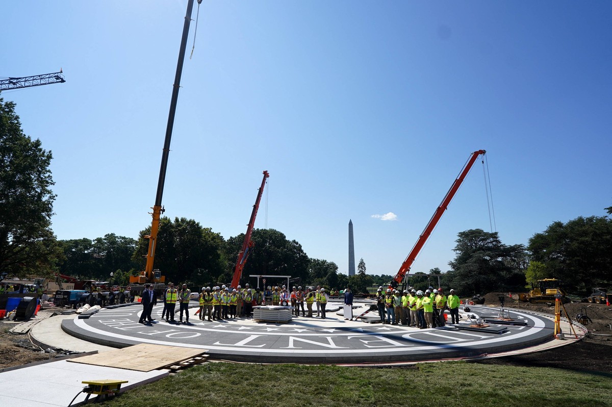 Trump Tours White House Helipad WASHINGTON, DC - AUGUST 19: U.S. President Donald Trump speaks to the press as he tours a new helipad on Wednesday, Aug. 19, 2026 on the South Lawn of the White House i ...