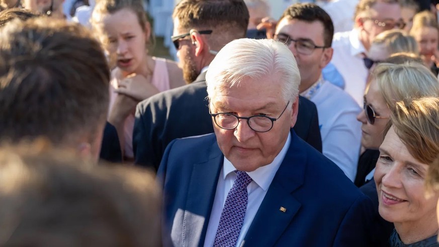 Steinmeier im Gedränge: Zu den Verstrickungen seines Freundes und politischen Weggefährten schweigt er.