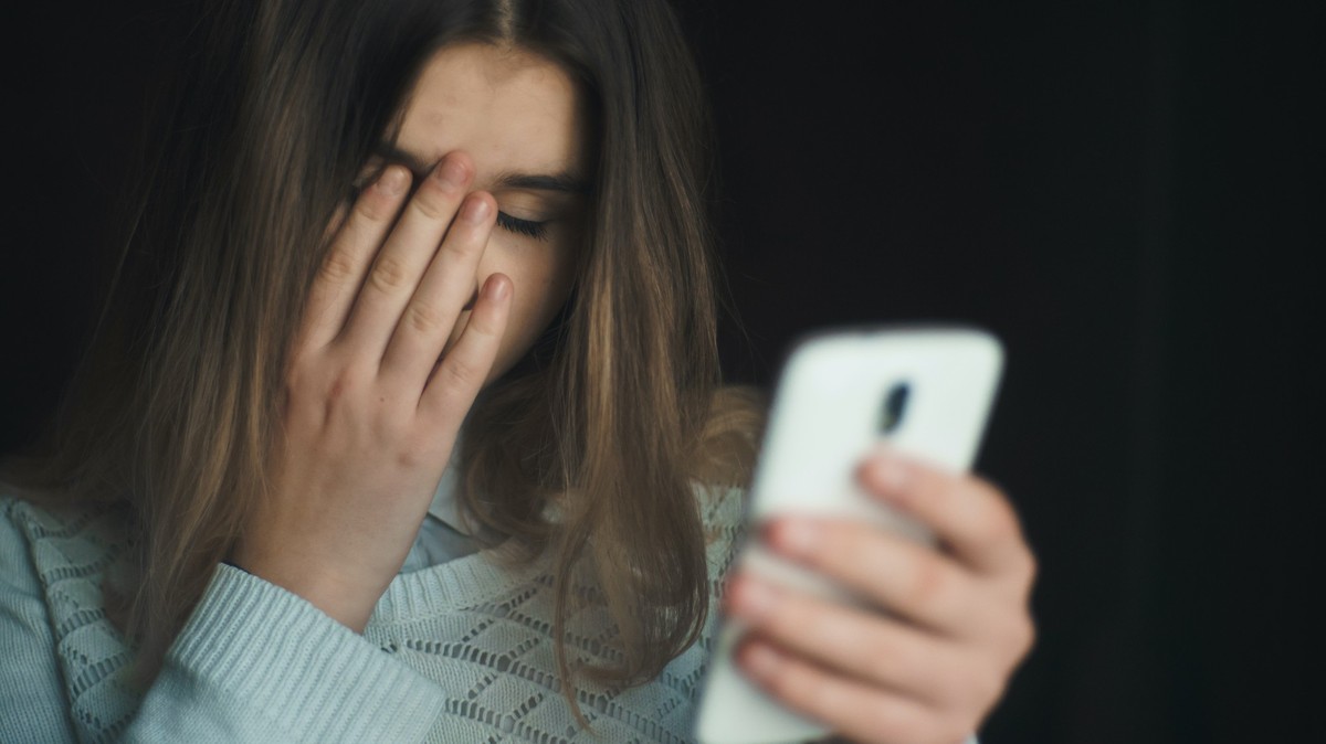 Jugendliche mit Smartphone.
