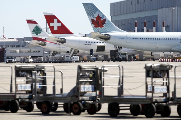 epa05508730 An Airbus A330-343 of the Swiss International Air (C) is flanked by an Air Canada plane (R) and a Middle East Airline (MEA) plane from Lebanon (L) at the Geneva Airport, in Geneva, Switzer ...