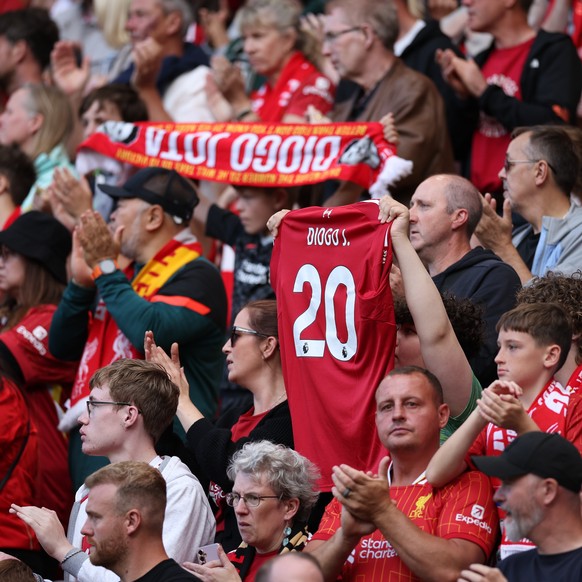 epaselect epa12283223 Fans hold up scarves and shirts in memory of Diogo Jota during a pre-season friendly soccer match between Liverpool FC and Athletic Club in Liverpool, Britain, 04 August 2025. EP ...