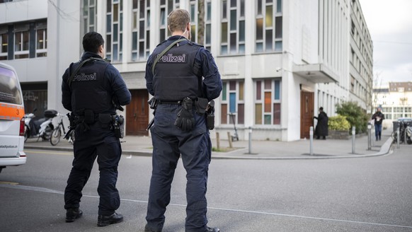 epa11198975 Police officers secure the Agudas Achim synagogue in Wiedikon, Zurich, Switzerland, 04 March 2024, after an orthodox Jewish man was attacked with a knife by a 15-year-old on 02 March eveni ...