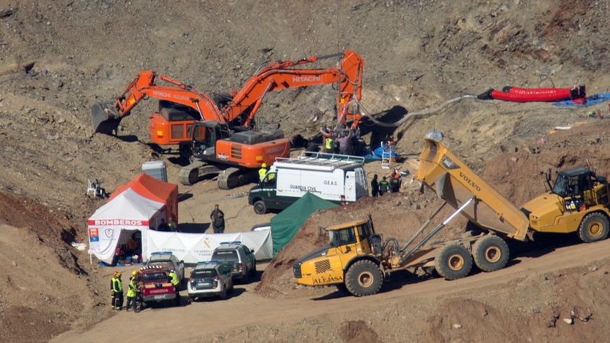 epa07319030 Heavy machinery are seen at the site where rescue teams work early 25 January 2019 to find two-year-old boy Julen who fell down a 110-meters-well 13 January, in Totalan, Malaga, Spain. The ...