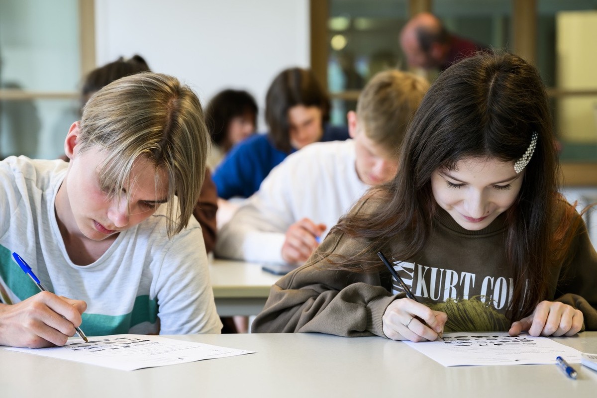 Des eleves ukrainiens apprennent le francais lors d'une visite d'une classe d'accueil et d'integration (SCAI), de l'Ecole professionnelle artisanat et service communautaire (E ...