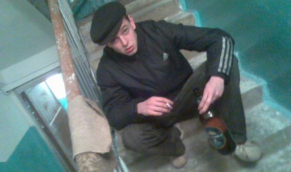 Gopnik mit Adidas-Jacke.