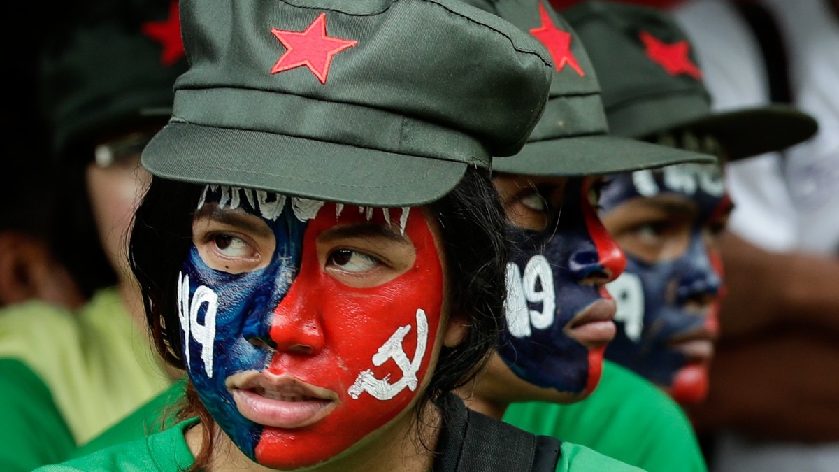 epa06409767 Fighters of the New People's Army (NPA), the armed wing of the Communist Party of the Philippines (CPP) in the Sierra Madre mountains of Luzon region, Philippines, 29 December 2017 (i ...