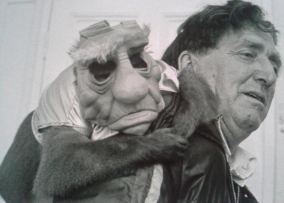 yoda affe maske star wars http://www.blastr.com/2013-11-19/rare-star-wars-photos-reveal-trained-monkey-who-almost-played-yoda
