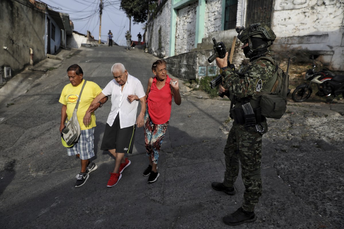 KEYPIX - Residents walk past a soldier patrolling the Siloe neighborhood in Cali, Colombia, Thursday, Sept. 11, 2025. (AP Photo/Santiago Saldarriaga)