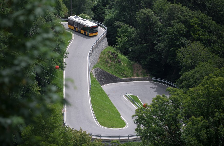 ARCHIV -- ZUM BERICHT UEBER EINE ANGEBLICHE PRELLUNG DER POSTAUTO CHAUFFEURE UM ZWEI MILLIONEN FRANKEN, STELLEN WIR IHNEN AM MONTAG, 17. SEPTEMBER 2018, FOLGENDES BILDMATERIAL ZUR VERFUEGUNG -- Ein Po ...