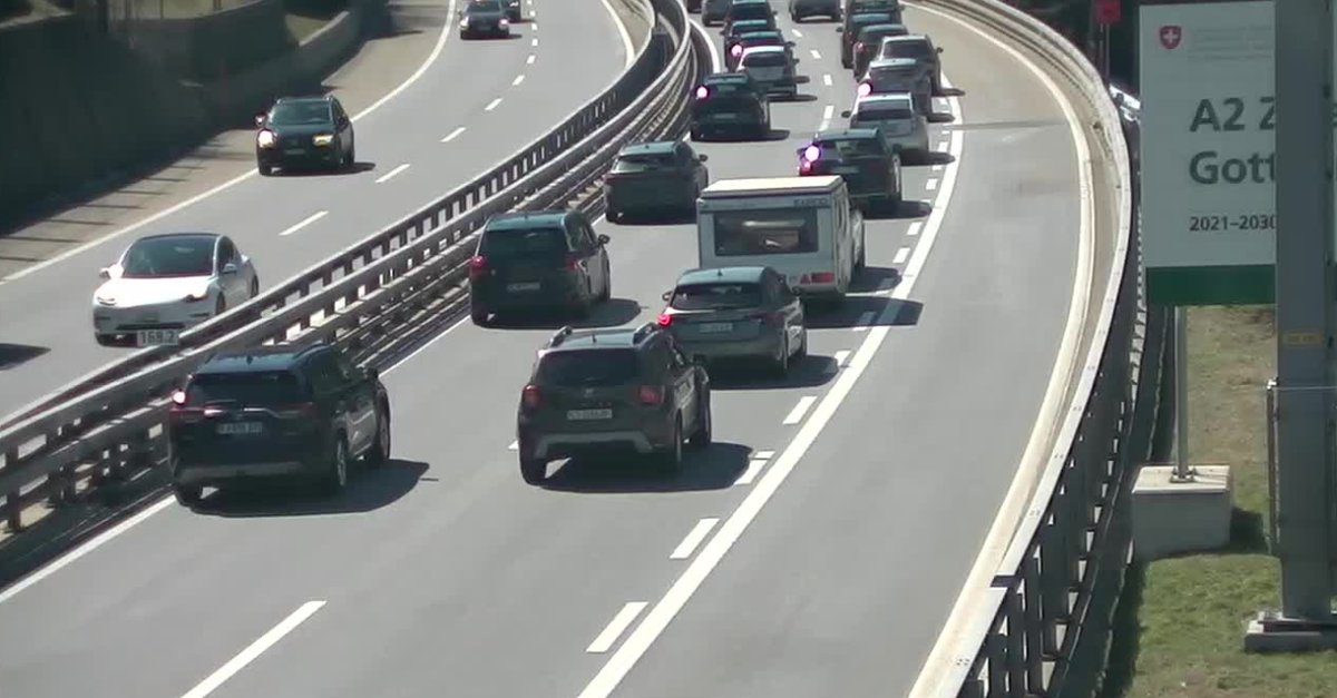 10 Kilometer Rückreisestau + Gotthard-Tunnel gesperrt + Auch Richtung Süden staut es sich