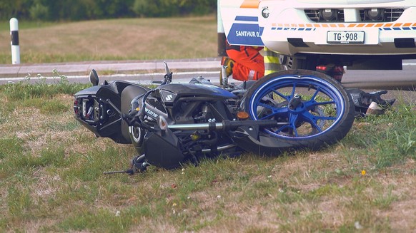 Nach dem Unfall musste die Strasse an der Unfallstelle für rund drei Stunden gesperrt werden.