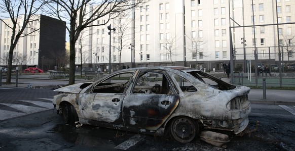 Burnt out car in Aulnay-sous-Bois